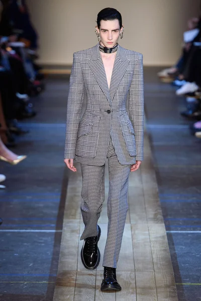 Look 16